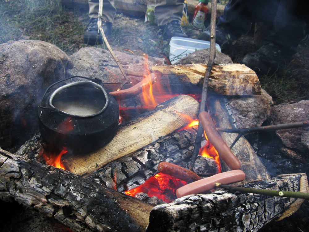 Korvgrillning över öppen eld